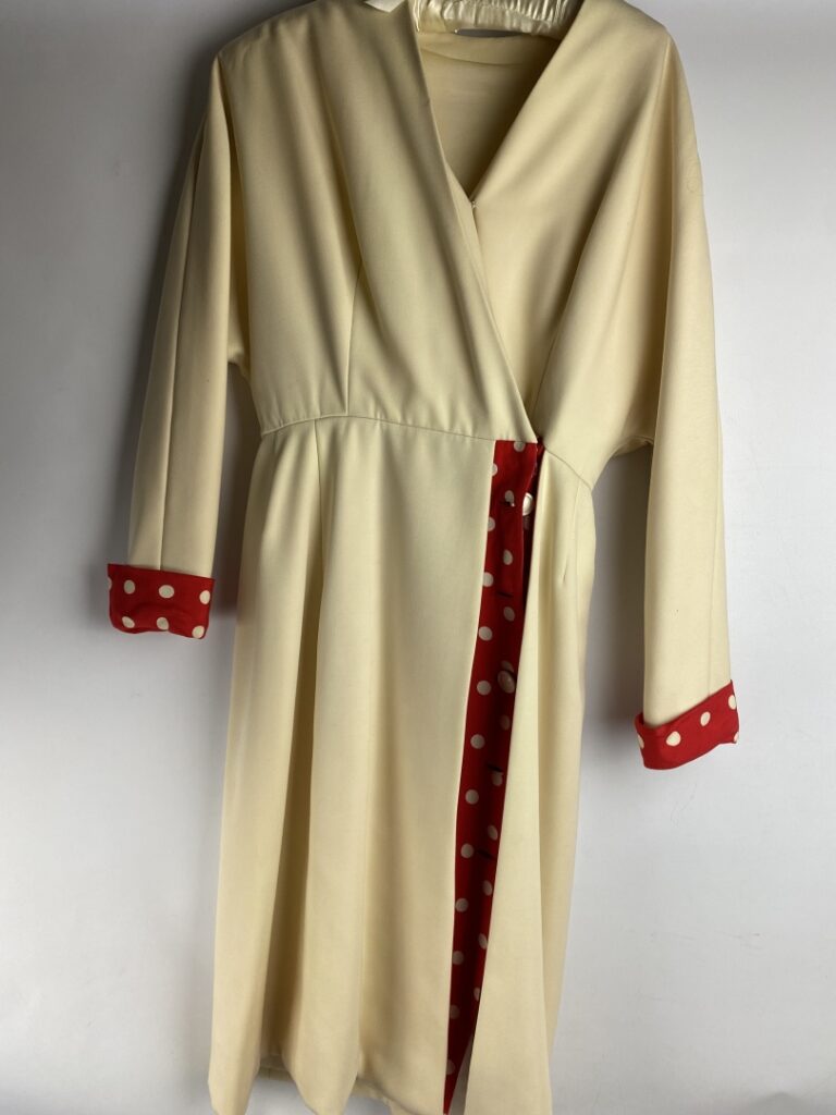 PIERRE BALMAIN - Robe écrue revers rouge à pois blanc, haute couture (bolduc N:…