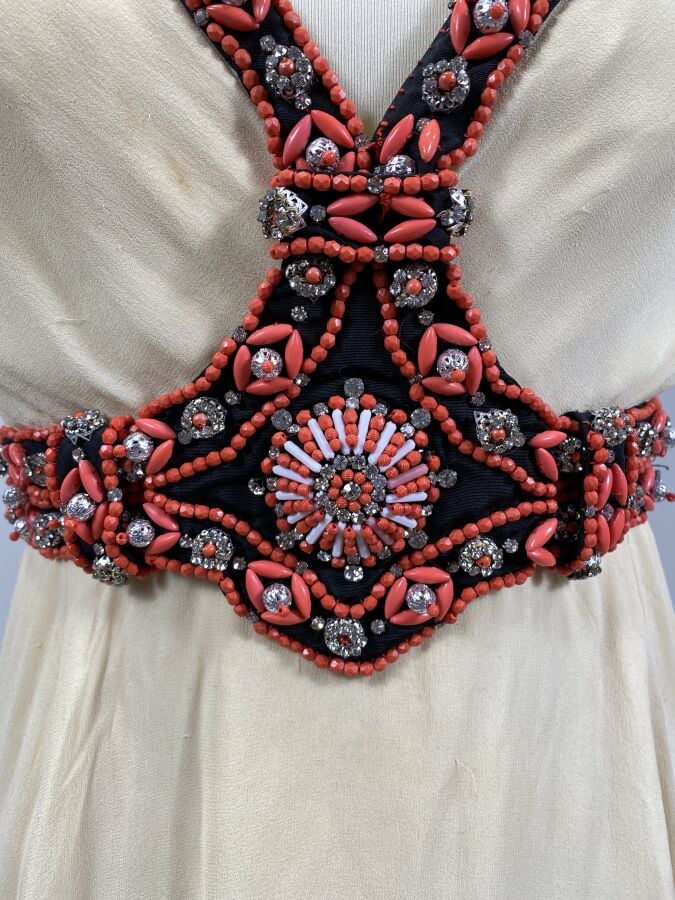 Pierre BALMAIN - Robe longue de soirée en soie beige ornée d'un motif superposé…