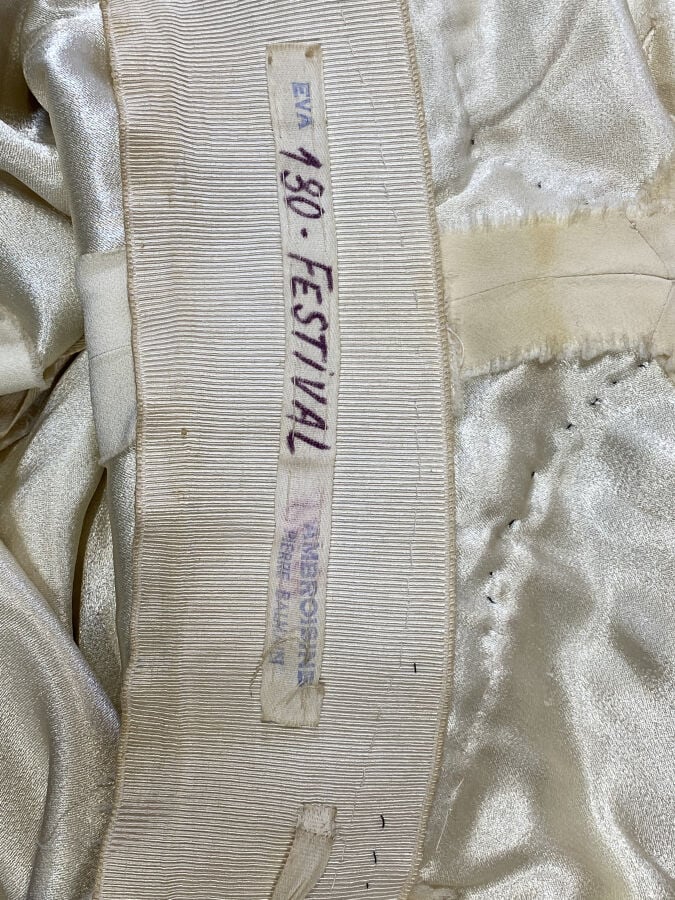 Pierre BALMAIN - Robe longue de soirée en soie beige ornée d'un motif superposé…