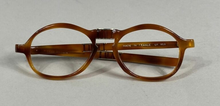 Pierre CARDIN - Monture de lunettes articulée façon écaille, vers 1960 - Avec u…