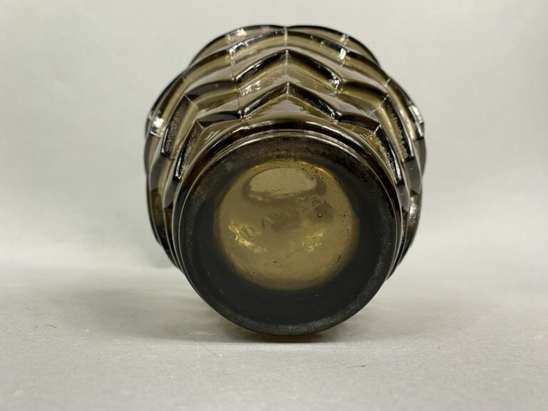 Pierre D'AVESN (1901-1990/91) - Petit vase en verre moulé-pressé fumé à décor d…
