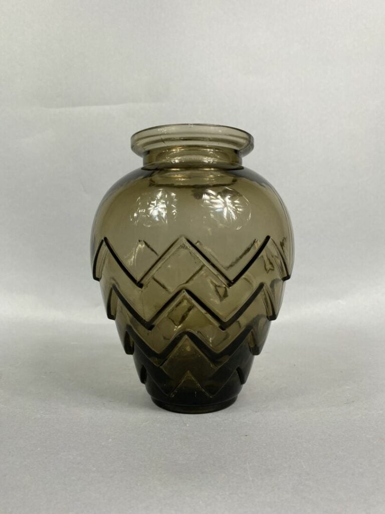 Pierre D'AVESN (1901-1990/91) - Petit vase en verre moulé-pressé fumé à décor d…