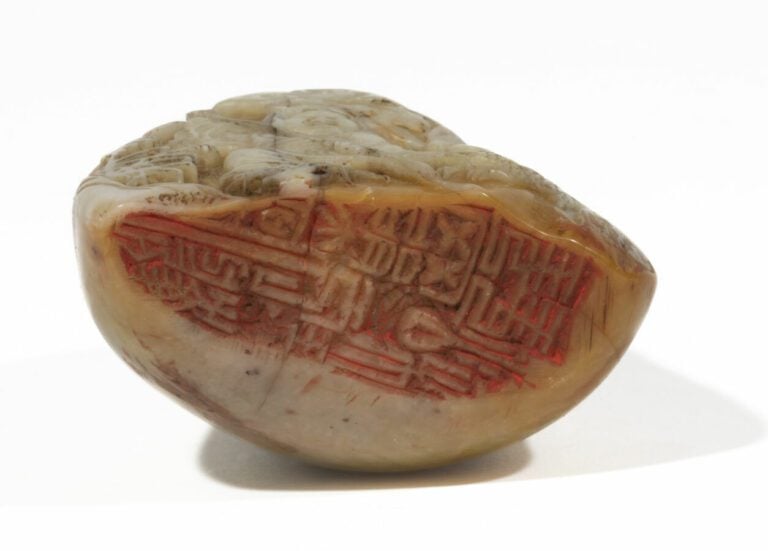 Pierre de lard à décor de liu hai retenant un crapeau à trois pattes - L : 7 cm…