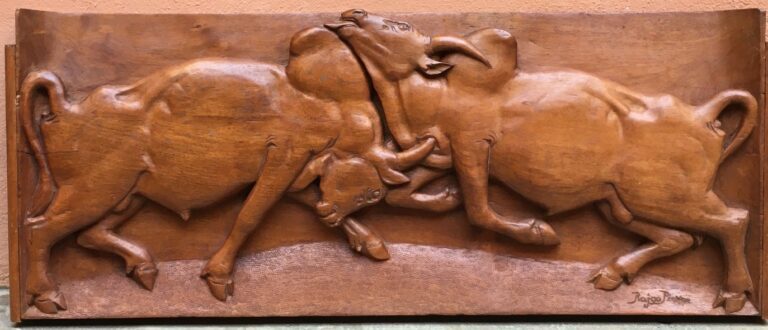 Pierre RAJAO (XXème siècle). - Taureaux s'affrontant - Relief en bois sculpté,…