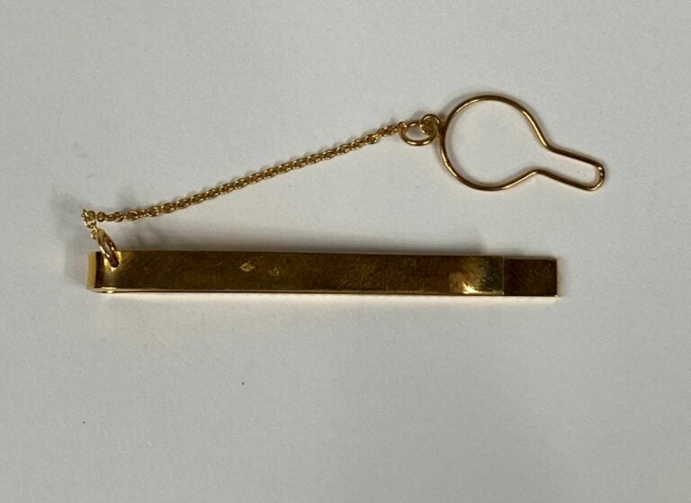 Pince à cravate en or jaune (750) à motif de pointes de diamant, avec chaînette…