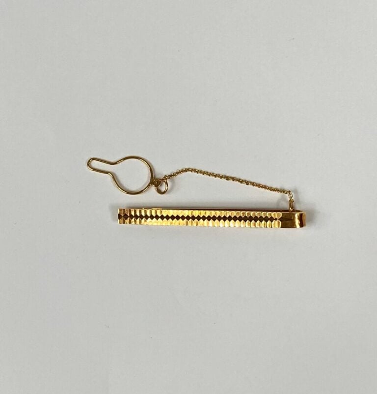 Pince à cravate en or jaune (750) à motif de pointes de diamant, avec chaînette…