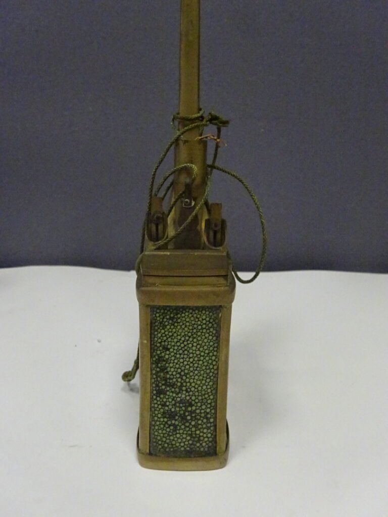 [-] PIPE A EAU / A OPIUM EN LAITON ORNEE DE PLAQUETTES A L'IMITATION DU GALUCHA…