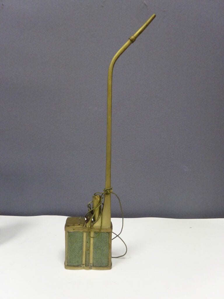 [-] PIPE A EAU / A OPIUM EN LAITON ORNEE DE PLAQUETTES A L'IMITATION DU GALUCHA…