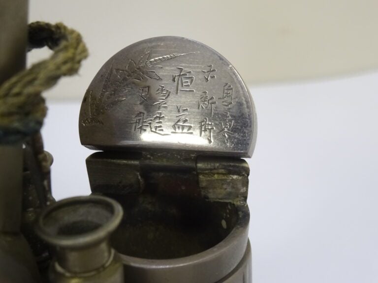 [-] PIPE A EAU / A OPIUM EN METAL BLANC TYPE PAKTONG - Déco gravé au papillon,…