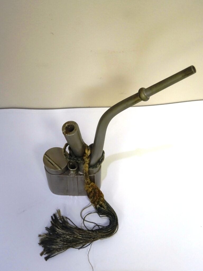 [-] PIPE A EAU / A OPIUM EN METAL BLANC TYPE PAKTONG - Déco gravé au papillon,…