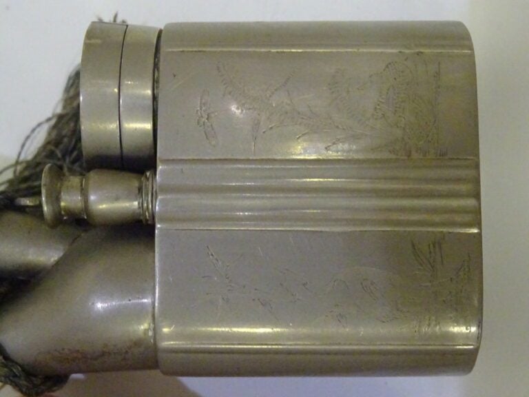 [-] PIPE A EAU / A OPIUM EN METAL BLANC TYPE PAKTONG - Déco gravé au papillon,…