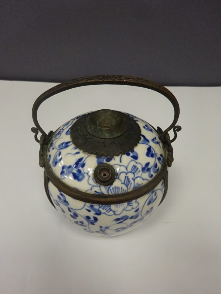 PIPE A EAU / A OPIUM EN PORCELAINE BLEU BLANC - De forme ovoïde, en porcelaine…