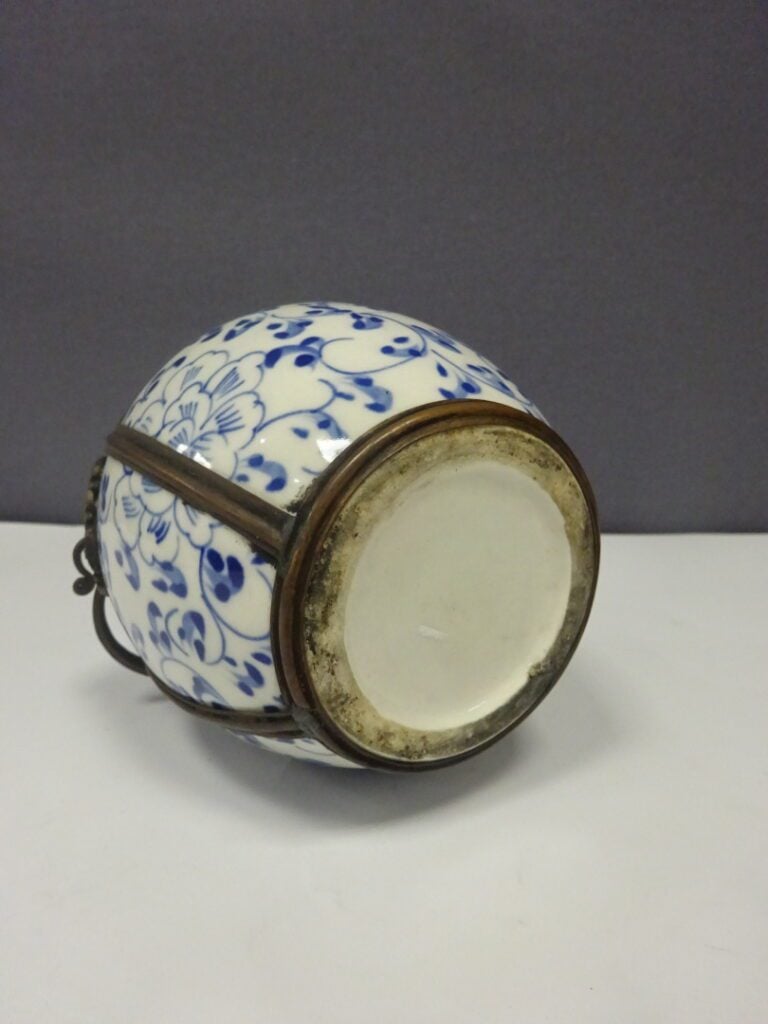 PIPE A EAU / A OPIUM EN PORCELAINE BLEU BLANC - De forme ovoïde, en porcelaine…