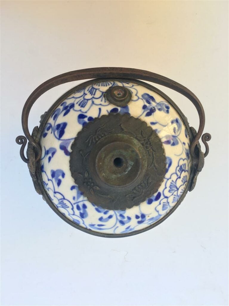 PIPE A EAU / A OPIUM EN PORCELAINE BLEU BLANC - De forme ovoïde, en porcelaine…