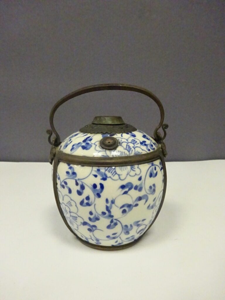 PIPE A EAU / A OPIUM EN PORCELAINE BLEU BLANC - De forme ovoïde, en porcelaine…