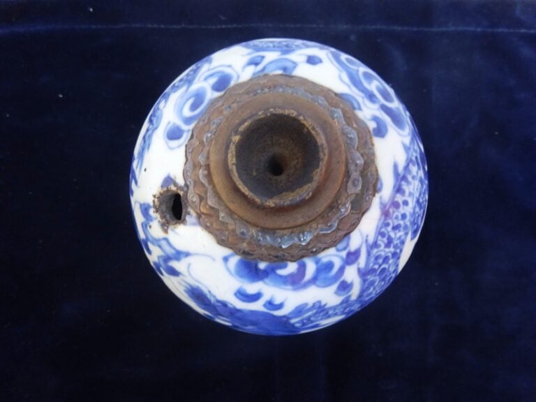PIPE A EAU / A OPIUM EN PORCELAINE DITE " BLEU DE HUÊ ", - Vietnam - De forme o…