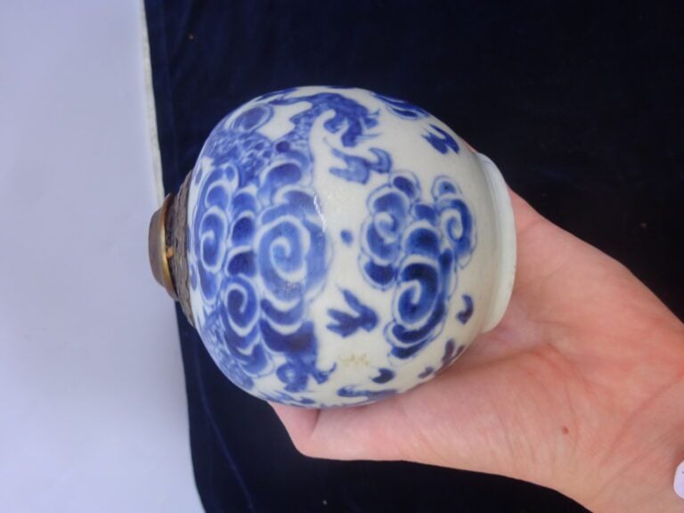 PIPE A EAU / A OPIUM EN PORCELAINE DITE " BLEU DE HUÊ ", - Vietnam - De forme o…