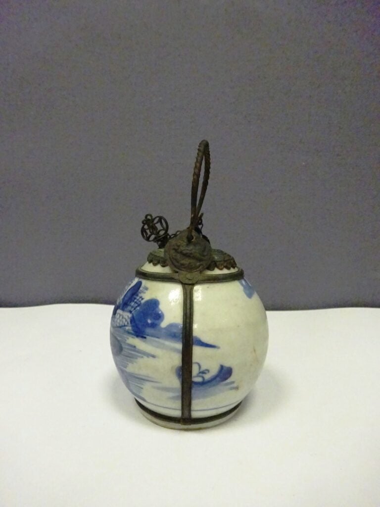 PIPE A EAU / A OPIUM EN PORCELAINE DITE "BLEU DE HUE" - Vietnam, - Ovoïde elle…