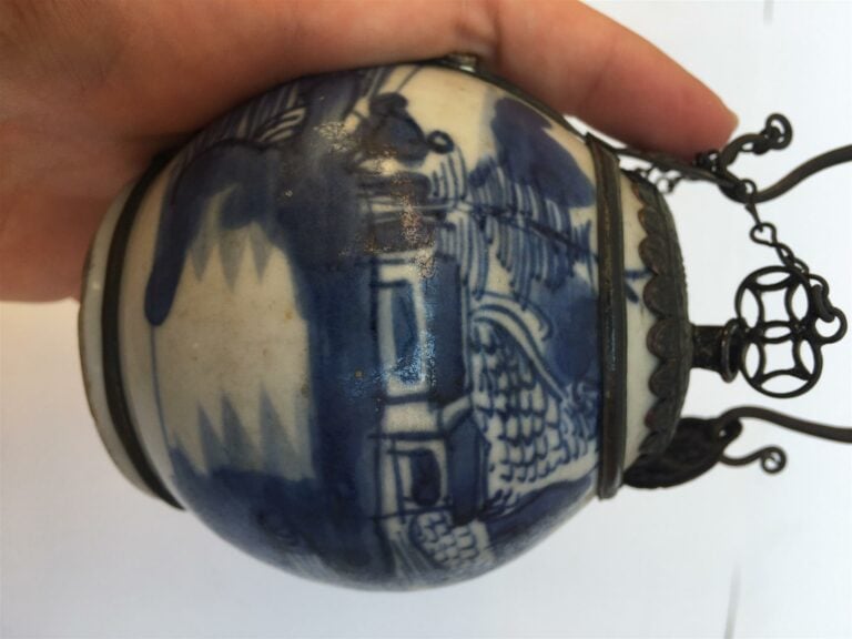 PIPE A EAU / A OPIUM EN PORCELAINE DITE "BLEU DE HUE" - Vietnam, - Ovoïde elle…