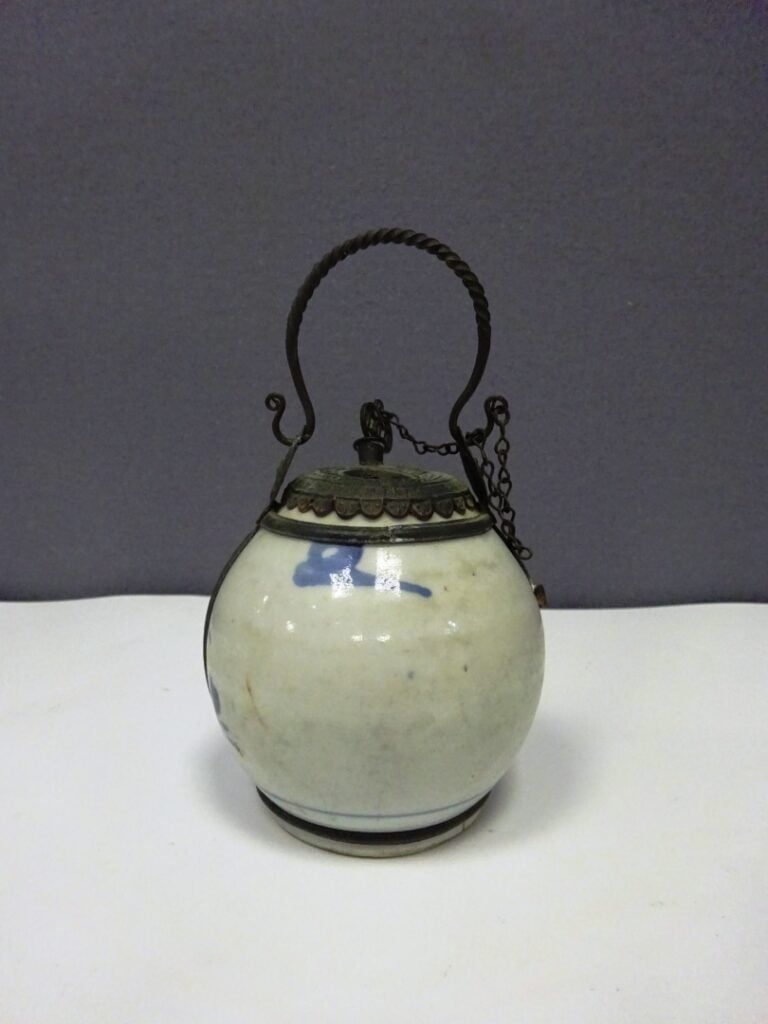 PIPE A EAU / A OPIUM EN PORCELAINE DITE "BLEU DE HUE" - Vietnam, - Ovoïde elle…