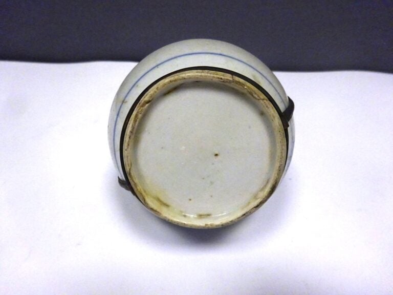 PIPE A EAU / A OPIUM EN PORCELAINE DITE "BLEU DE HUE" - Vietnam, - Ovoïde elle…