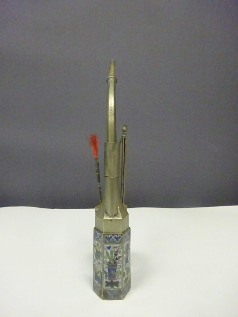 [-] PIPE A OPIUM A DECOR EN EMAUX CLOISONNES ET PAKTONG - Chine - A décor de fl…