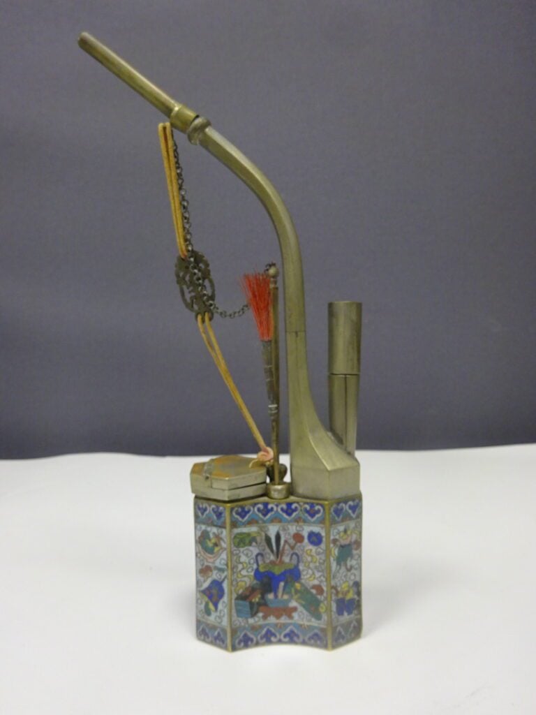 [-] PIPE A OPIUM A DECOR EN EMAUX CLOISONNES ET PAKTONG - Chine - A décor de fl…