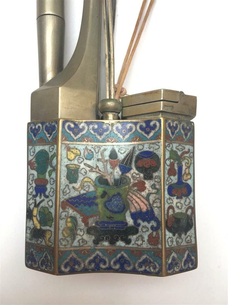 [-] PIPE A OPIUM A DECOR EN EMAUX CLOISONNES ET PAKTONG - Chine - A décor de fl…