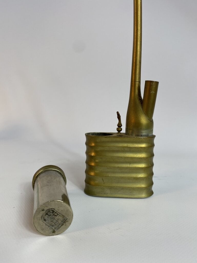 PIPE A OPIUM EN METAL DORE - Chine - Décor annelé. - Marques à plusieurs endroi…
