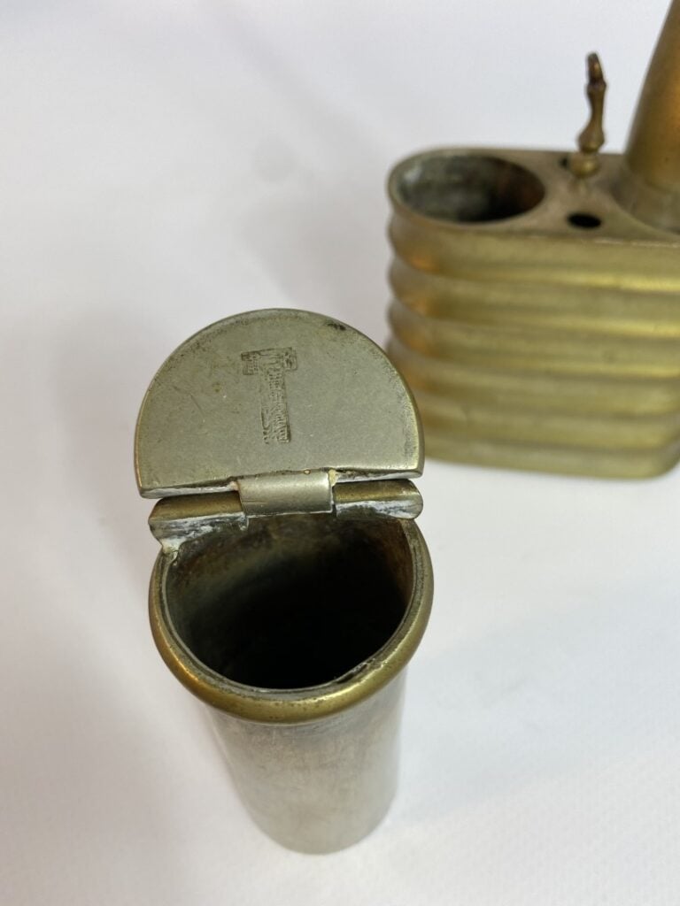 PIPE A OPIUM EN METAL DORE - Chine - Décor annelé. - Marques à plusieurs endroi…