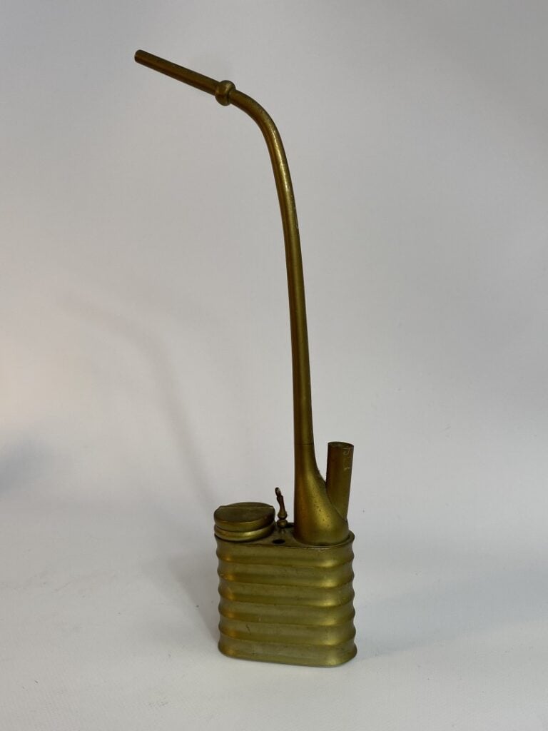 PIPE A OPIUM EN METAL DORE - Chine - Décor annelé. - Marques à plusieurs endroi…