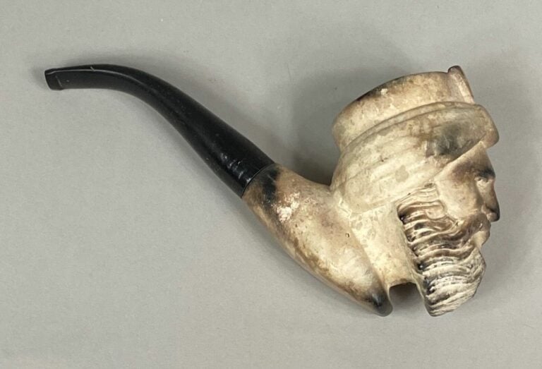 Pipe en écume de mer figurant un homme barbu portant un turban - Dans un écrin…