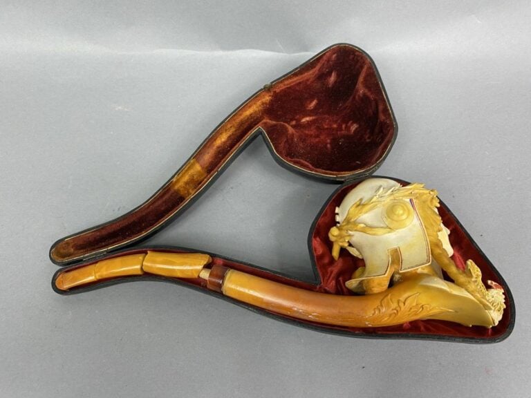 Pipe en écume de mer sculptée à l'effigie de Marianne, dans un écrin à la forme…
