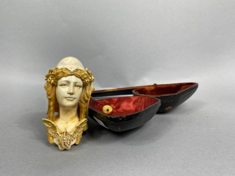 Pipe en écume de mer sculptée à l'effigie de Marianne, dans un écrin à la forme…