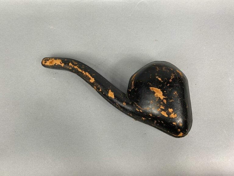 Pipe en écume de mer sculptée à l'effigie de Marianne, dans un écrin à la forme…