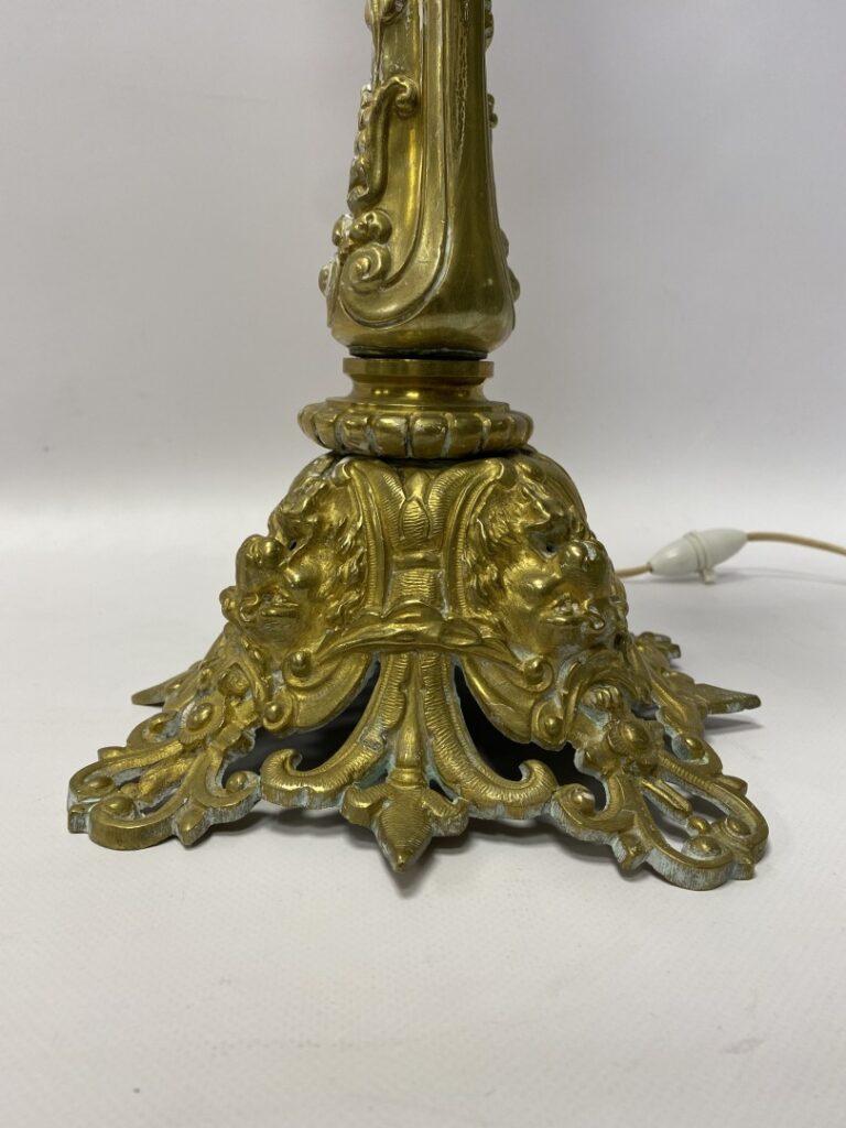 Pique-cierge en bronze (monté en lampe). - Hauteur: 60 cm (hors globe).