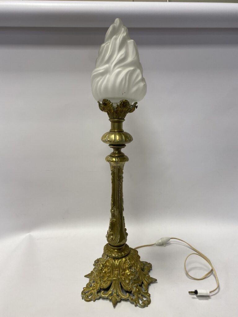Pique-cierge en bronze (monté en lampe). - Hauteur: 60 cm (hors globe).