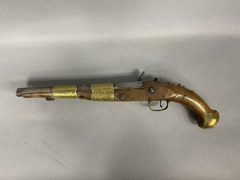 Pistolet à silex en bois et plaquettes en métal doré ciselé - L : 44cm - (accid…