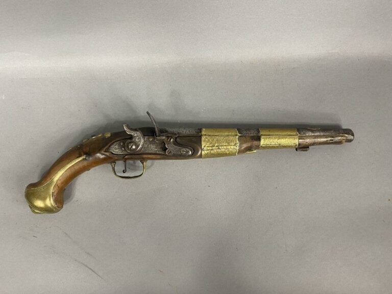 Pistolet à silex en bois et plaquettes en métal doré ciselé - L : 44cm - (accid…