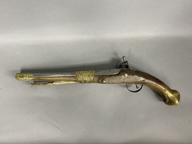 Pistolet à silex en bois et plaquettes en métal doré ciselé - L : 49 cm - (trac…