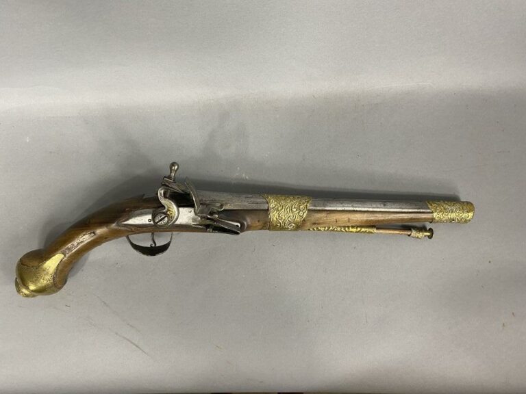 Pistolet à silex en bois et plaquettes en métal doré ciselé - L : 49 cm - (trac…
