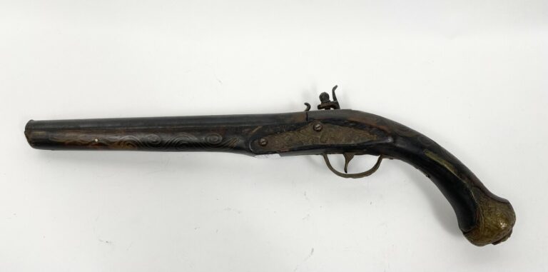 Pistolet ancien. Longueur : 44 cm