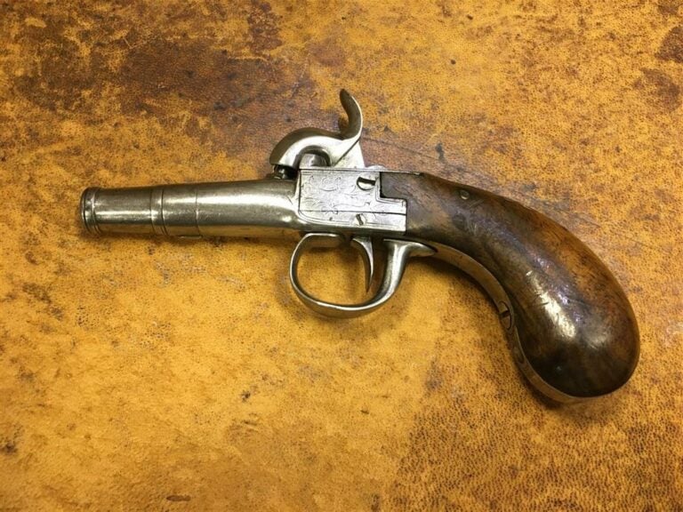 Pistolet de voyage anglais, système à percussion gravé, crosse en acajou à incr…