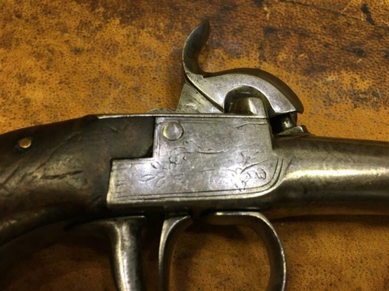 Pistolet de voyage anglais, système à percussion gravé, crosse en acajou à incr…