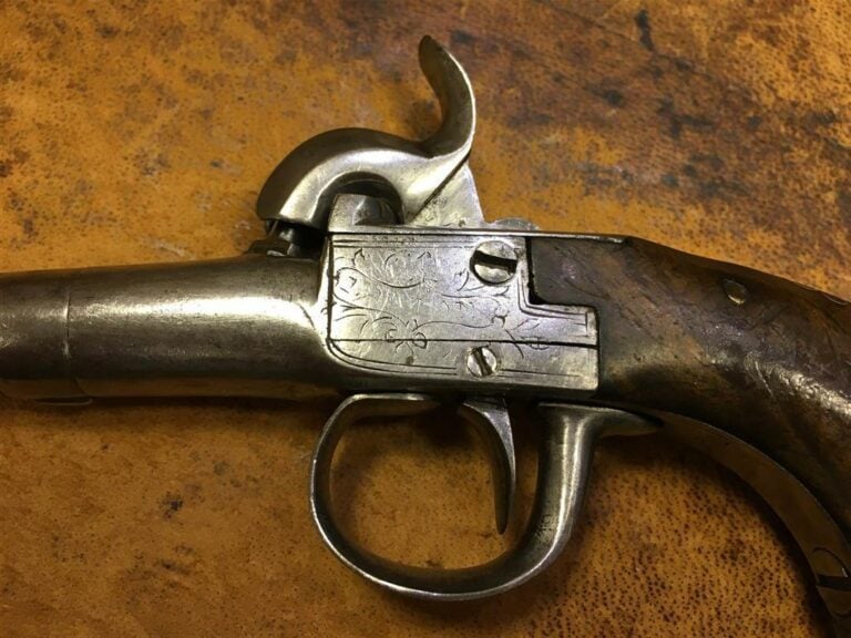 Pistolet de voyage anglais, système à percussion gravé, crosse en acajou à incr…