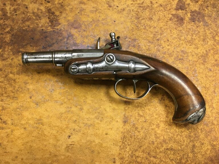 Pistolet de voyage, la platine à silex, crosse en noyer à incrustations de de f…