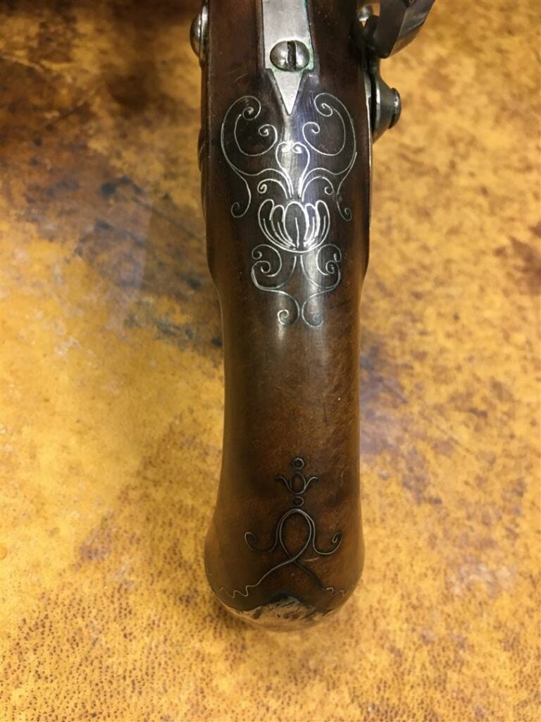 Pistolet de voyage, la platine à silex, crosse en noyer à incrustations de de f…
