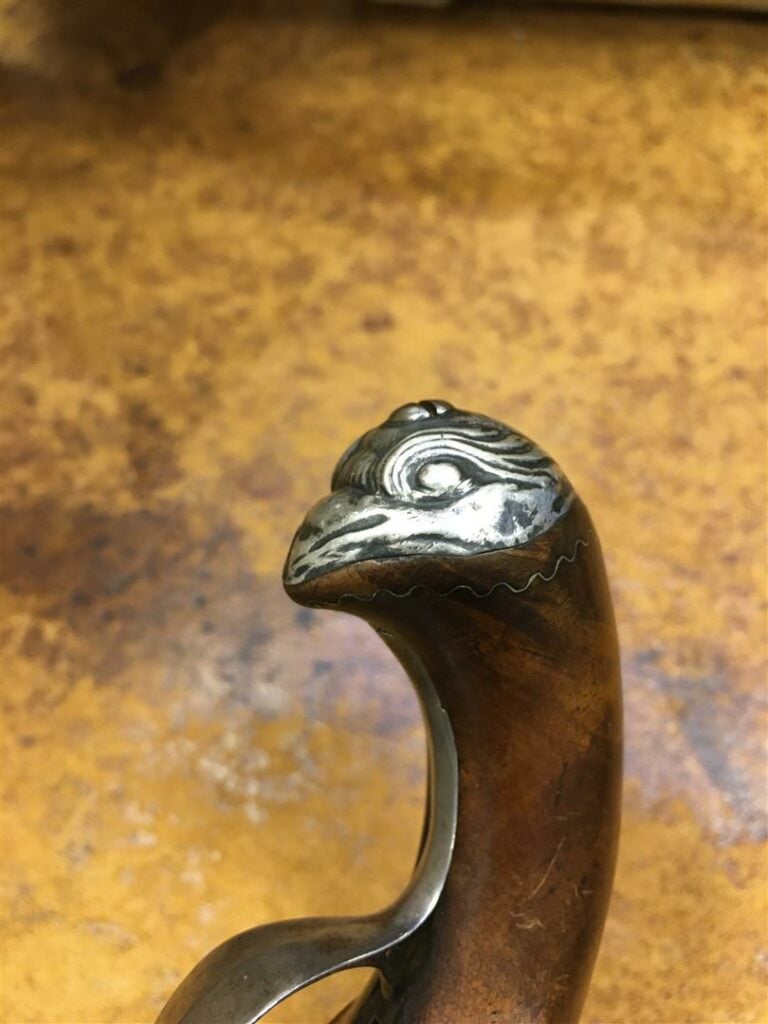 Pistolet de voyage, la platine à silex, crosse en noyer à incrustations de de f…