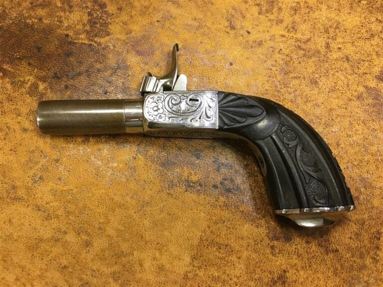 Pistolet de voyage, système à percussion, détente escamotable, crosse gravée de…