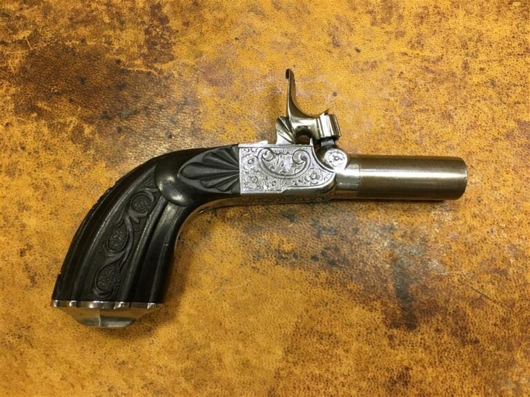 Pistolet de voyage, système à percussion, détente escamotable, crosse gravée de…
